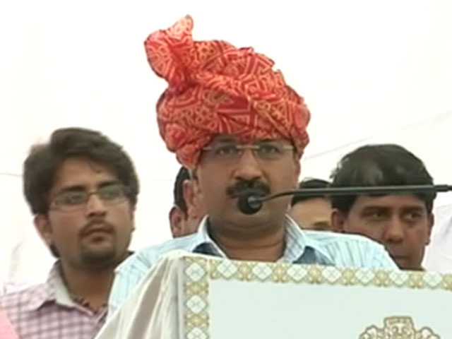 दिल्ली सरकार ने किसानों को बांटे मुआवजे के चेक