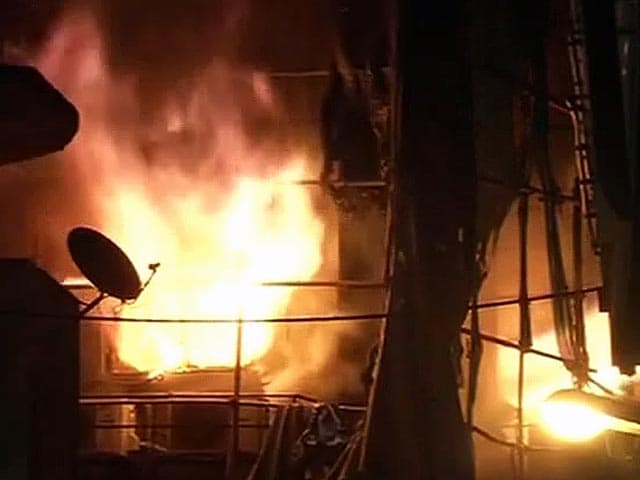 Video : मुंबई के कालबा देवी इलाके में आग लगने से चार मंजिला इमारत ढही