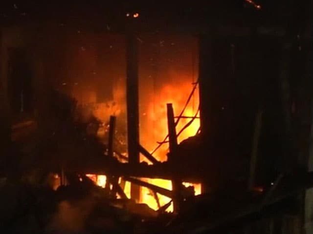 Video : Four-Storey Building on Fire in Mumbai's Kalba Devi Area Collapses