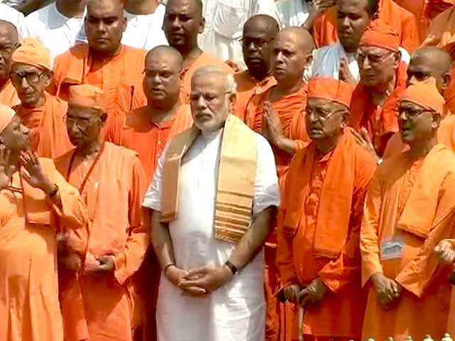पीएम मोदी ने दक्षिणेश्वर काली मंदिर में की पूजा-अर्चना