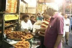 How the Humble <i>Telebhaja</i> Got This Man Elected in West Bengal How the Humble <i>Telebhaja</i> Got This Man Elected in West Bengal