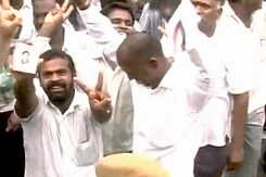 जयललिता बरी : किसी ने फोड़े नारियल तो किसी ने बाल मुंडवाए जयललिता बरी : किसी ने फोड़े नारियल तो किसी ने बाल मुंडवाए