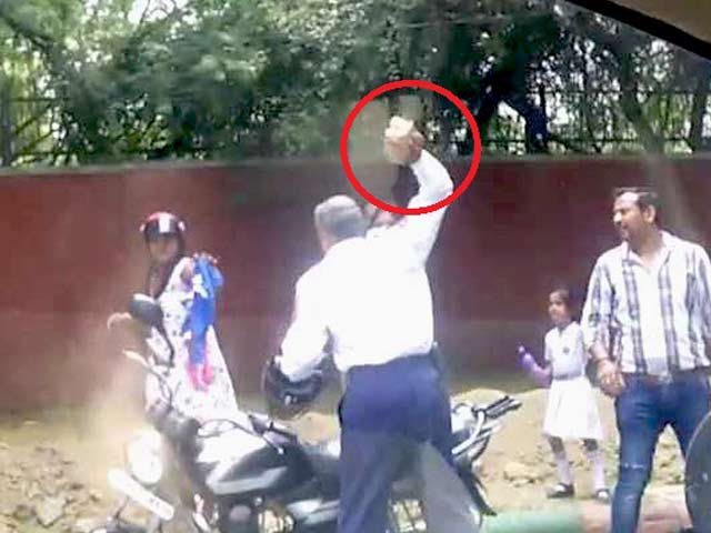 Videos : कैमरे में कैद : ट्रैफिक पुलिसकर्मी ने महिला को मारी ईंट