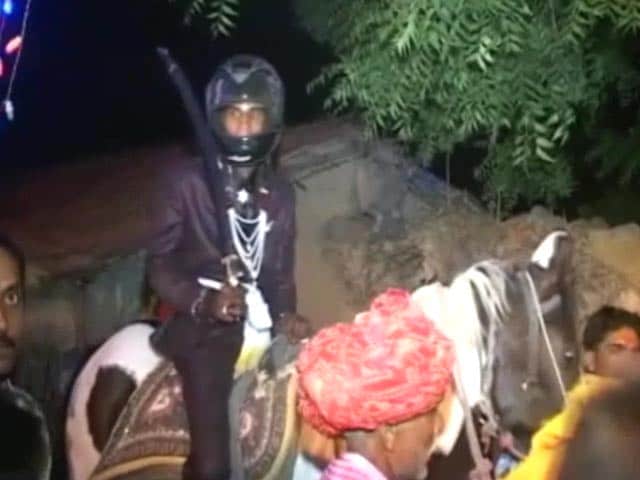 Videos : रतलाम में दबंगों के पथराव से बचने के लिए बारात में दलित दूल्हे को पहनना पड़ा हेलमेट