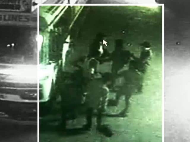 Videos : CCTV में क़ैद : फ़ैक्टरी में लाखों की लूट