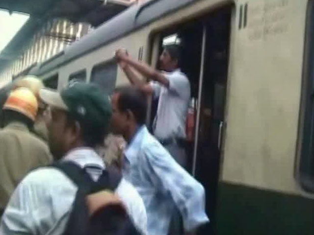 पश्चिम बंगाल : ट्रेन में देसी बम फटा, 14 लोग जख्मी