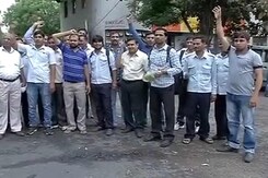 डीटीसी कर्मचारियों की हड़ताल जारी रहने से यात्री बेहाल डीटीसी कर्मचारियों की हड़ताल जारी रहने से यात्री बेहाल