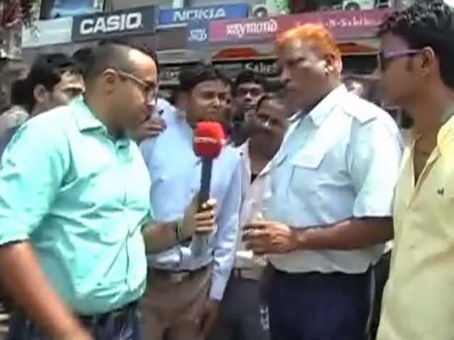 भूकंप से पटना में दुकानों में रखा सामान गिरा