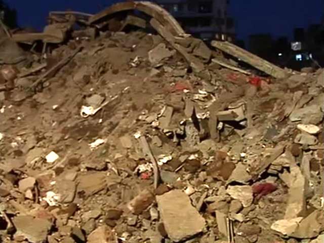 Kilos of Gold Strewn Under Debris of Mumbai Building That Collapsed
