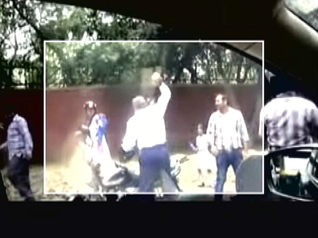 ईंट से मारने का मामला : 'टीवी स्टार की तरह बर्ताव कर रही है महिला'