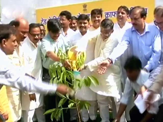 पीएम मोदी के वादे पूरे होने के इंतजार में बनारस के लोग