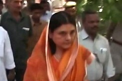 केंद्रीय मंत्री मेनका गांधी पर थप्पड़ मारने का आरोप केंद्रीय मंत्री मेनका गांधी पर थप्पड़ मारने का आरोप