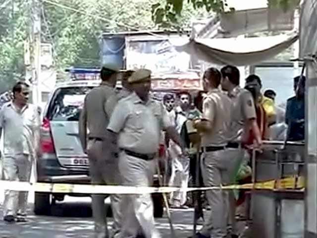 Video : दिल्ली के शंकर रोड मार्केट में दिनदहाड़े दो लोगों की गोली मारकर हत्या