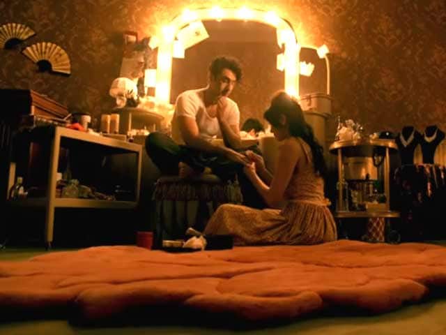 Video : Review: जानिए कैसी है रणबीर-अनुष्का की फिल्म 'बॉम्बे वेलवेट'