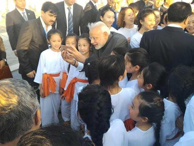 Video : After Tai Chi at Temple of Heaven, it was Selfie Time for PM Modi