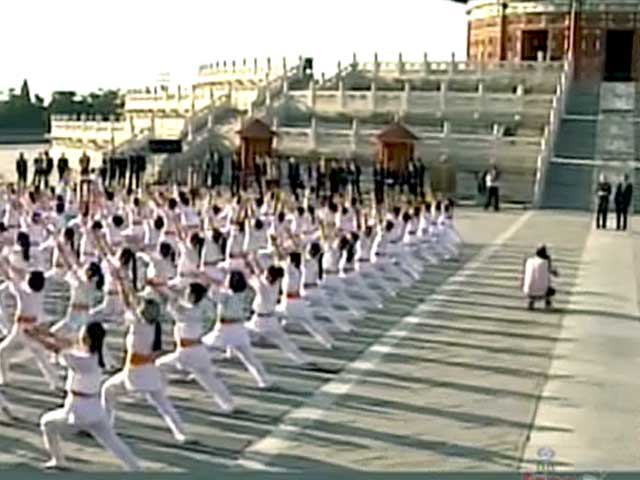 बीजिंग में पीएम मोदी ने देखा योग और ताइची का अनूठा प्रदर्शन