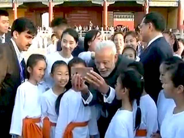 बीजिंग में पीएम मोदी ने बच्चों संग ली सेल्फी