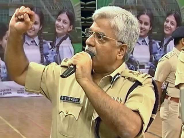 खबरों की खबर : छात्रा के सवालों से घिरे पुलिस कमिश्नर