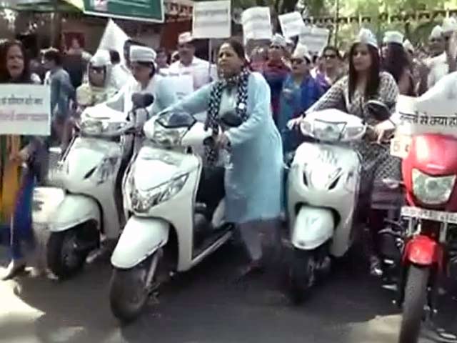 पेट्रोल-डीजल दाम बढ़े : आप पार्टी का विरोध प्रदर्शन