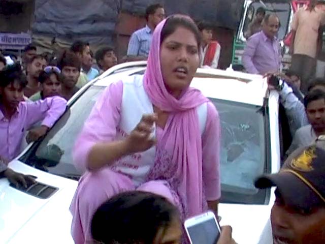 आगरा : सपा नेता के सुरक्षाकर्मी ने की छेड़छाड़, महिला ने गाड़ी पर चढ़कर किया प्रदर्शन