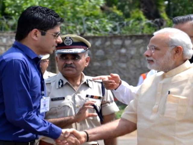 IAS Officer Denies Defence on WhatsApp Over Meeting PM Modi in Casuals