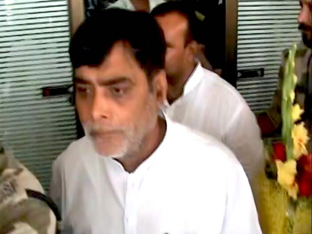 #NoVIP: Woman Inspector Stops Minister From Breaking the Rules at Patna Airport