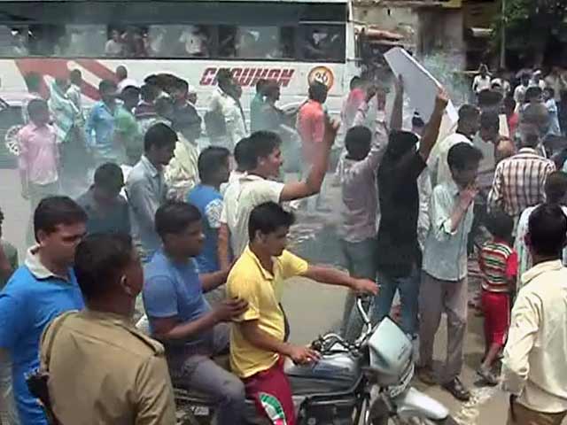 पुलिस एनकाउंटर में मनोज की मौत से गुस्से में उसका गांव