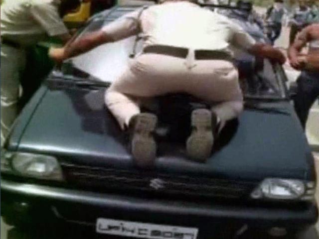 Video : चेकिंग के दौरान कार ने मारी टक्कर, 200 मीटर तक बोनट पर घिसटता रहा पुलिसकर्मी