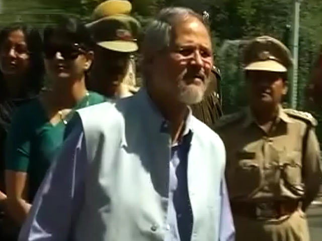 प्राइम टाइम इंट्रो : लड़ाई सिर्फ अधिकारों की या अहं की भी?