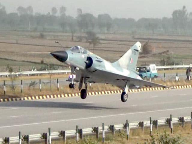 Video : देखें IAF के लड़ाकू विमान मिराज-2000 ने यमुना एक्सप्रेस-वे पर कैसे किया लैंड