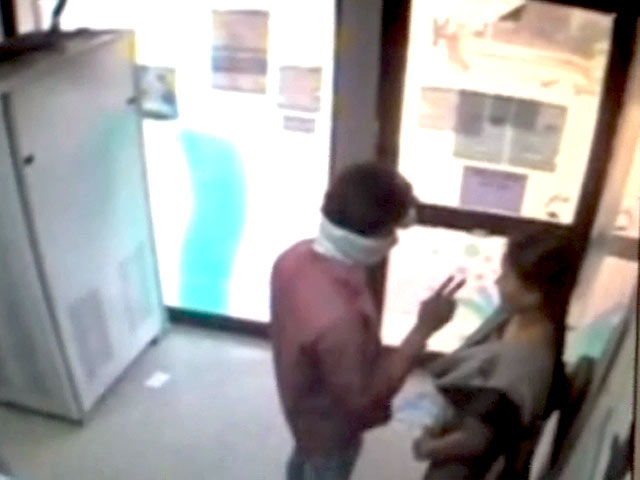 कैमरे में कैद : हैदराबाद में एटीएम के अंदर महिला से लूट