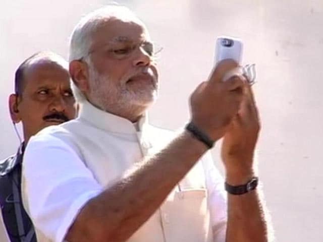 Video : Congress Attacks PM Narendra Modi for His Love of the Selfie