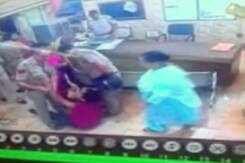 थाने में दो पुलिसवालों ने वकील से की बदसलूकी, घटना कैमरे में कैद थाने में दो पुलिसवालों ने वकील से की बदसलूकी, घटना कैमरे में कैद