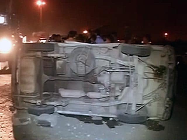 Videos : दिल्ली : एंबुलेंस से टकराकर नाले में गिरी कार, दो की मौत