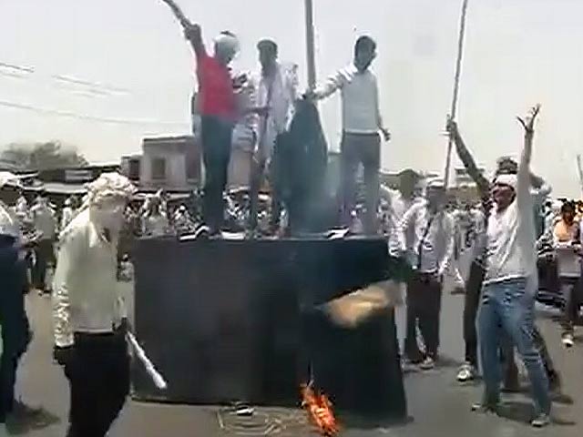 दौसा : गुर्जरों का आंदोलन हुआ उग्र, हाइवे जाम, गाड़ियों में लगाई आग