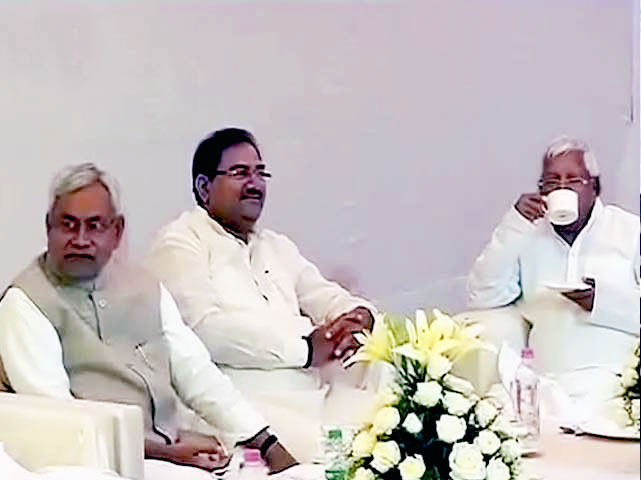 खटाई में पड़ता दिख रहा है जनता परिवार का विलय