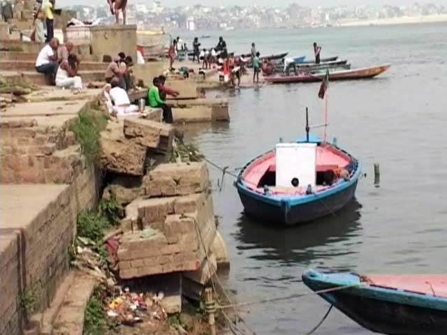 वाराणसी में सजावटी बदलाव, कई घाटों के हालात बहुत ख़राब