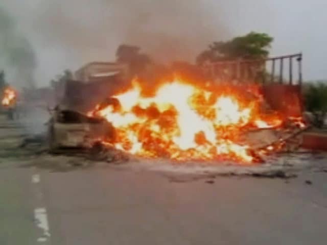 Video : बिहार के गया में नक्सलियों ने 32 से ज्यादा ट्रकों में लगाई आग