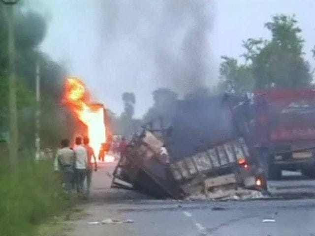 Video : Over 30 Trucks Set on Fire Reportedly by Naxals in Bihar's Gaya