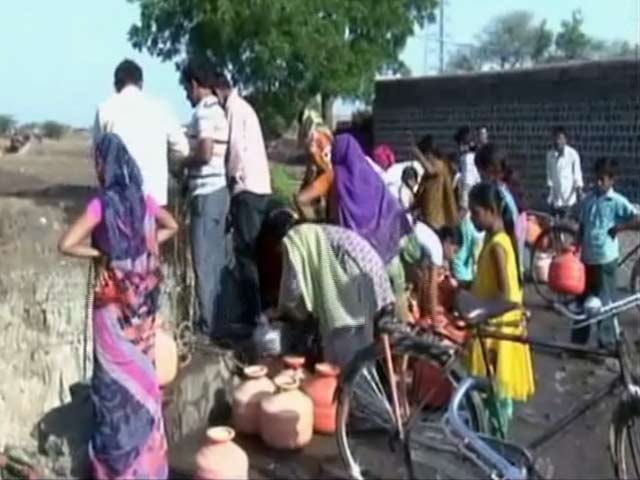 Video : महाराष्ट्र के बीड में गहराया पानी का संकट, कुंओं में उतरकर पानी भर रहे हैं लोग