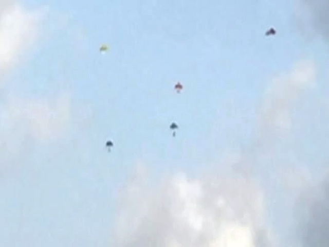 मुंबई एयरपोर्ट के पास आखिर किसने उड़ाए पांच मानवरहित पैराशूट?