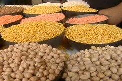 सरकार के लिए सिरदर्द बनी दाल की बढ़ी कीमतें, 64% तक महंगी हुई दालें सरकार के लिए सिरदर्द बनी दाल की बढ़ी कीमतें, 64% तक महंगी हुई दालें