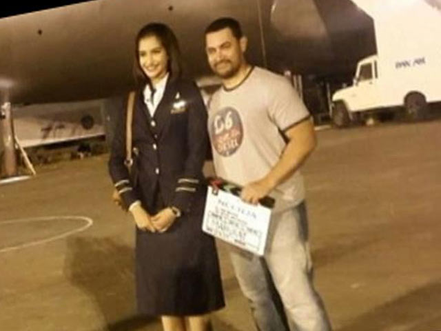 Aamir Visits Sonam on Sets of <i>Neerja</i>