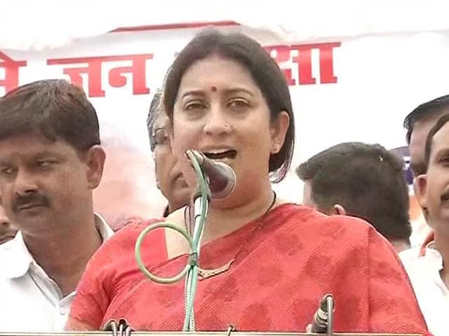 Video : Smriti Irani Promises to Pay for Insurance of 25,000 Women in Amethi