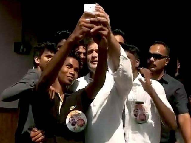 केरल में राहुल गांधी के साथ सेल्फी लेने की होड़ में दिखे युवा