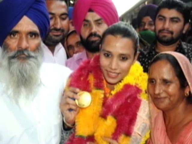 कभी पहनने को न ग्लव्स थे, न जूते, फिर भी बनी बॉक्सिंग चैंपियन