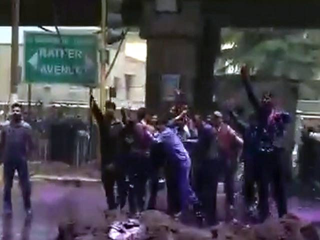 श्रीनगर में प्रदर्शन कर रहे कर्मचारियों पर पुलिस ने की रंगीन पानी की बौछार