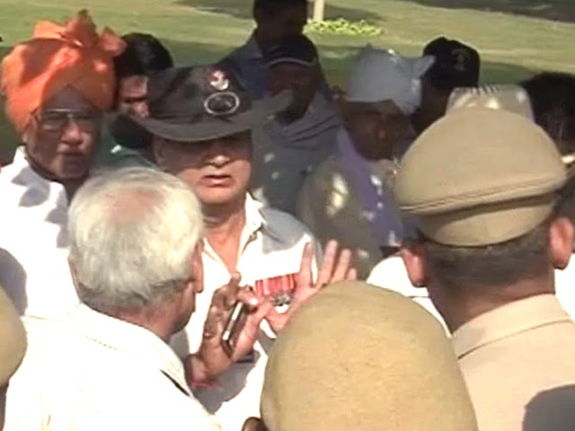 पूर्व सैन्य अधिकारियों ने रक्षामंत्री से सम्मान लेने से किया इनकार