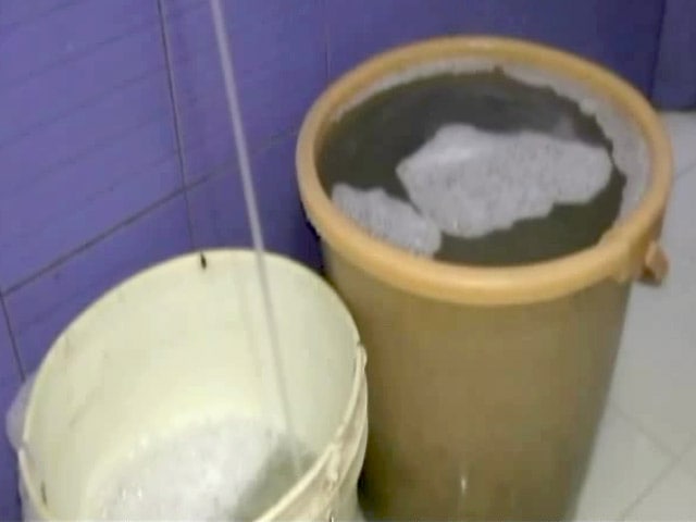 Videos : दिल्ली : कहीं काले पानी की सप्लाई तो कहीं साफ पानी हो रहा बरबाद
