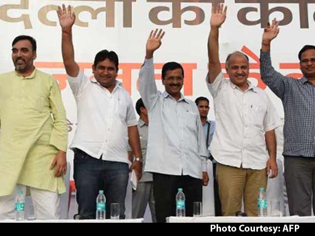 AAP Hopes to Enlist Mamata Banerjee, Nitish Kumar Help to Take on Centre in Parliament